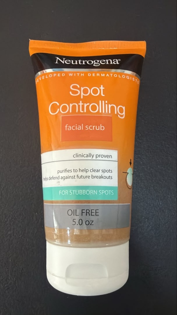 Neutrogena - Spot Controlling - Oil Free Facial Scrub